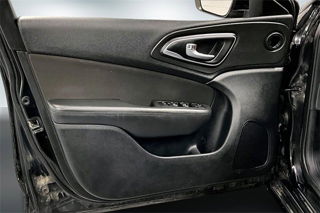Used 2015 Chrysler 200 Limited image 18