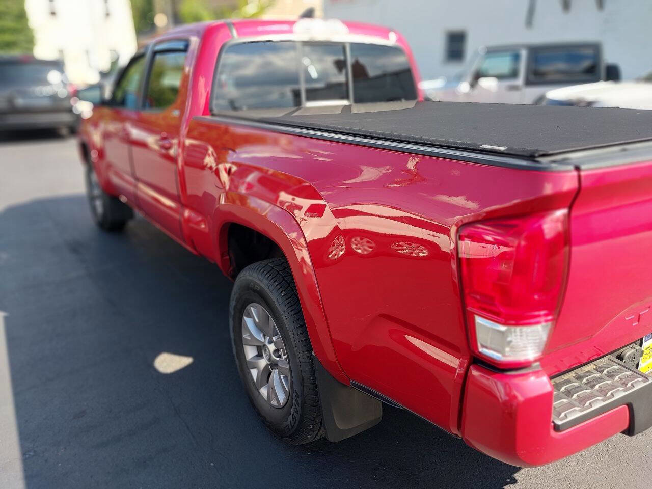 Used 2017 Toyota Tacoma TRD Off-Road image 11