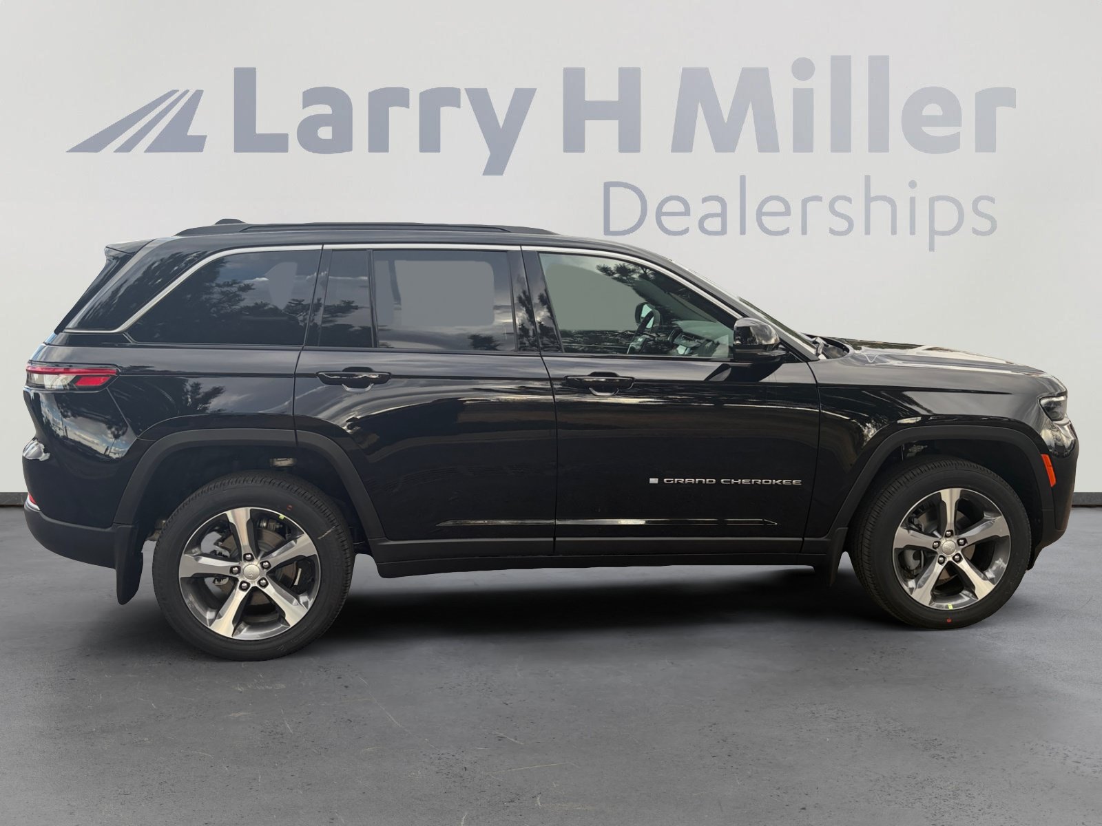 New 2026 Jeep Grand Cherokee Limited w/ Trailer Tow Package AWD/4WD image 6