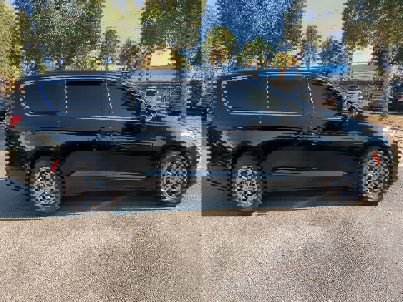 Used 2024 Chrysler Pacifica Limited w/ Trailer Tow Group image 2