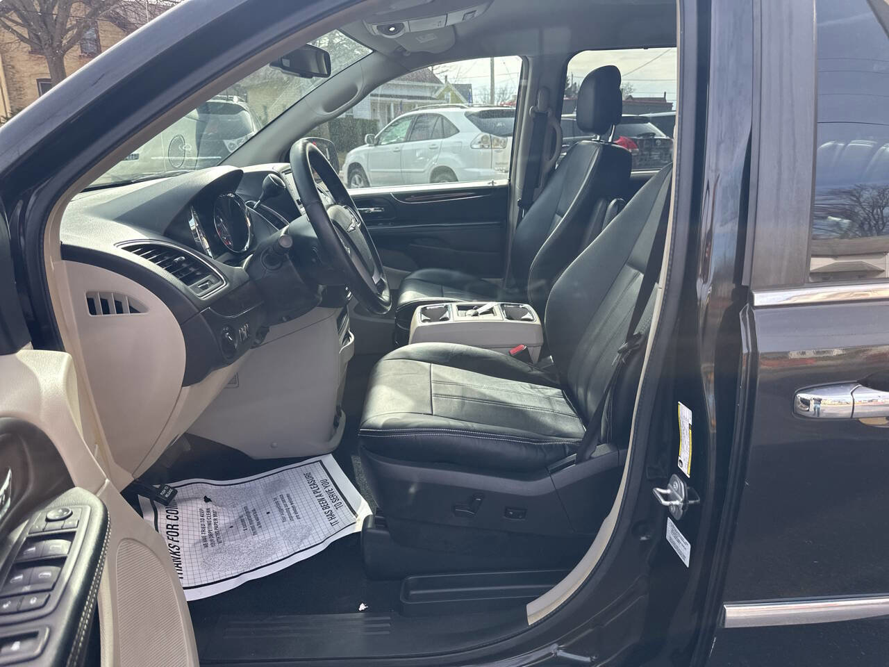 Used 2016 Chrysler Town & Country Touring w/ Driver Convenience Group image 18