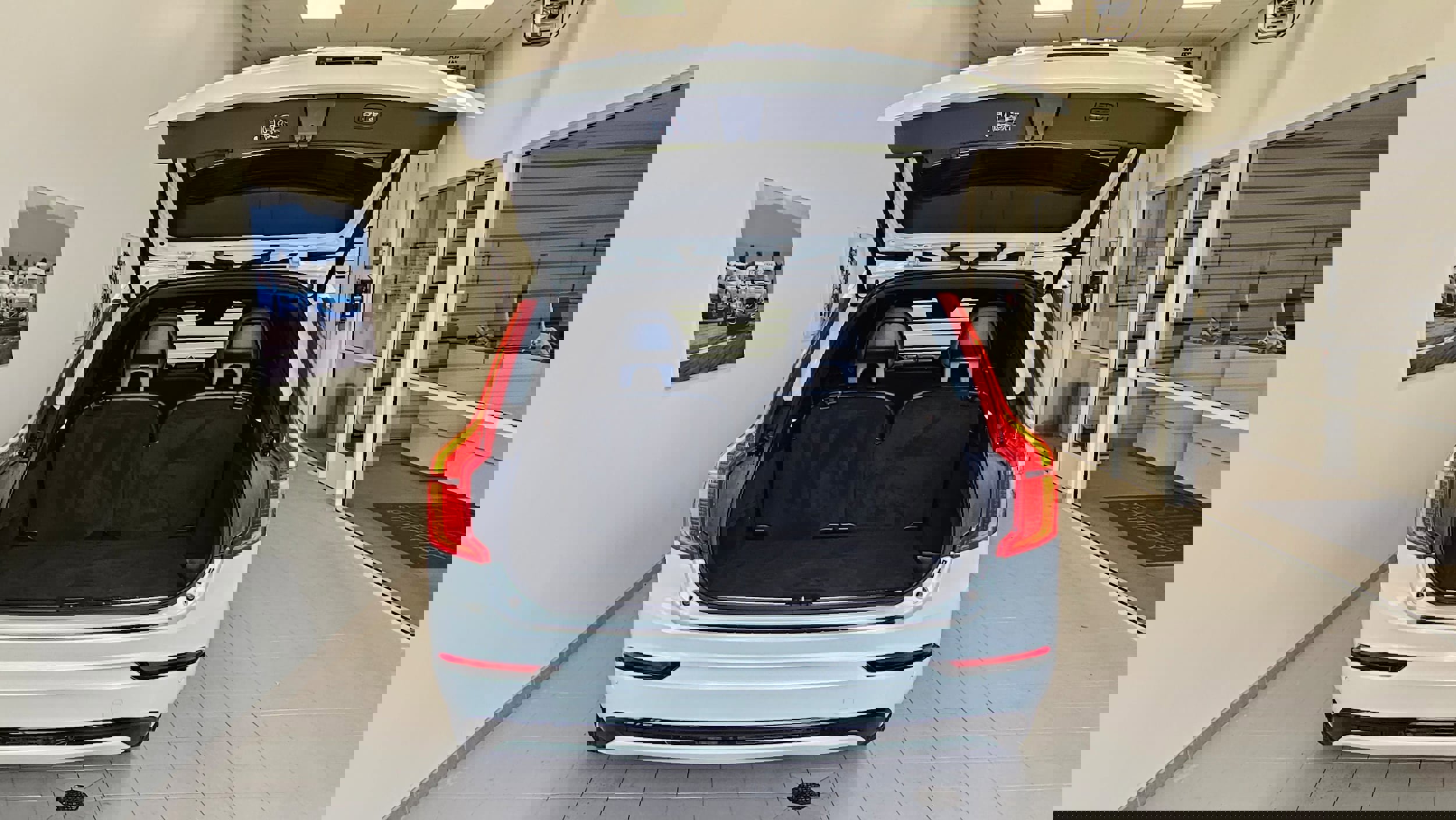 Certified 2022 Volvo XC90 T8 R-Design w/ Advanced Package image 8