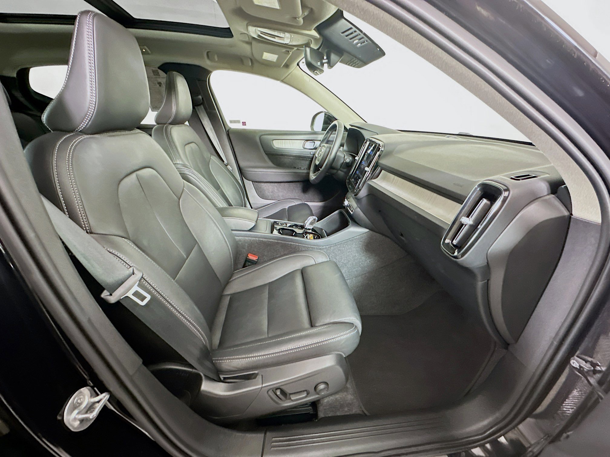 Used 2025 Volvo XC40 B5 Plus image 32