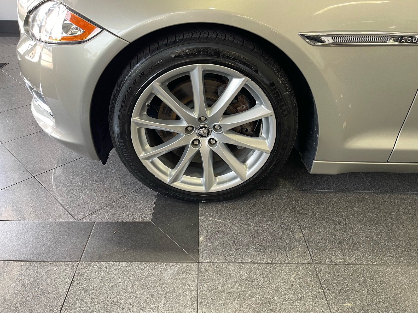Used 2013 Jaguar XJ RWD image 21