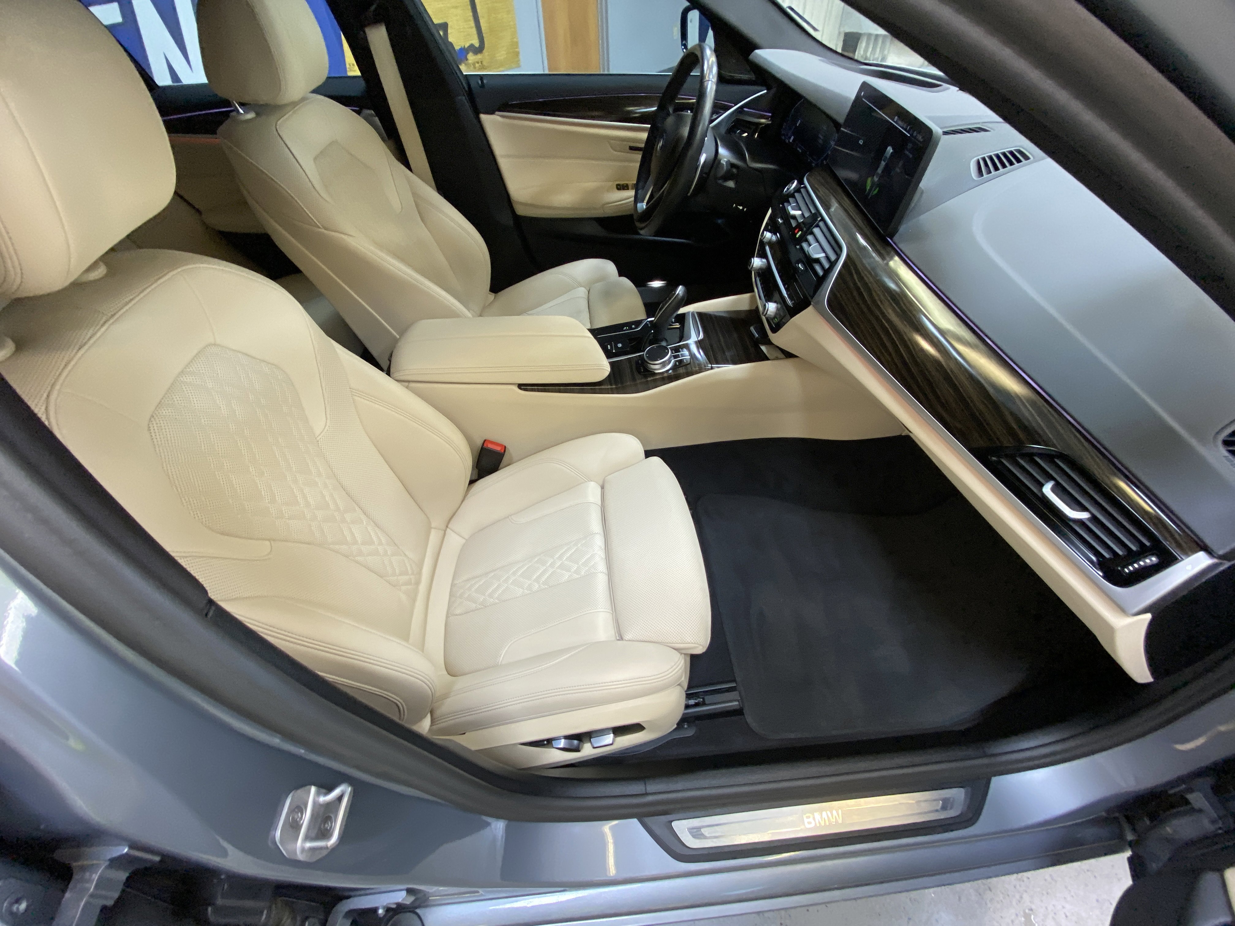 Used 2023 BMW 530e w/ Premium Package image 28