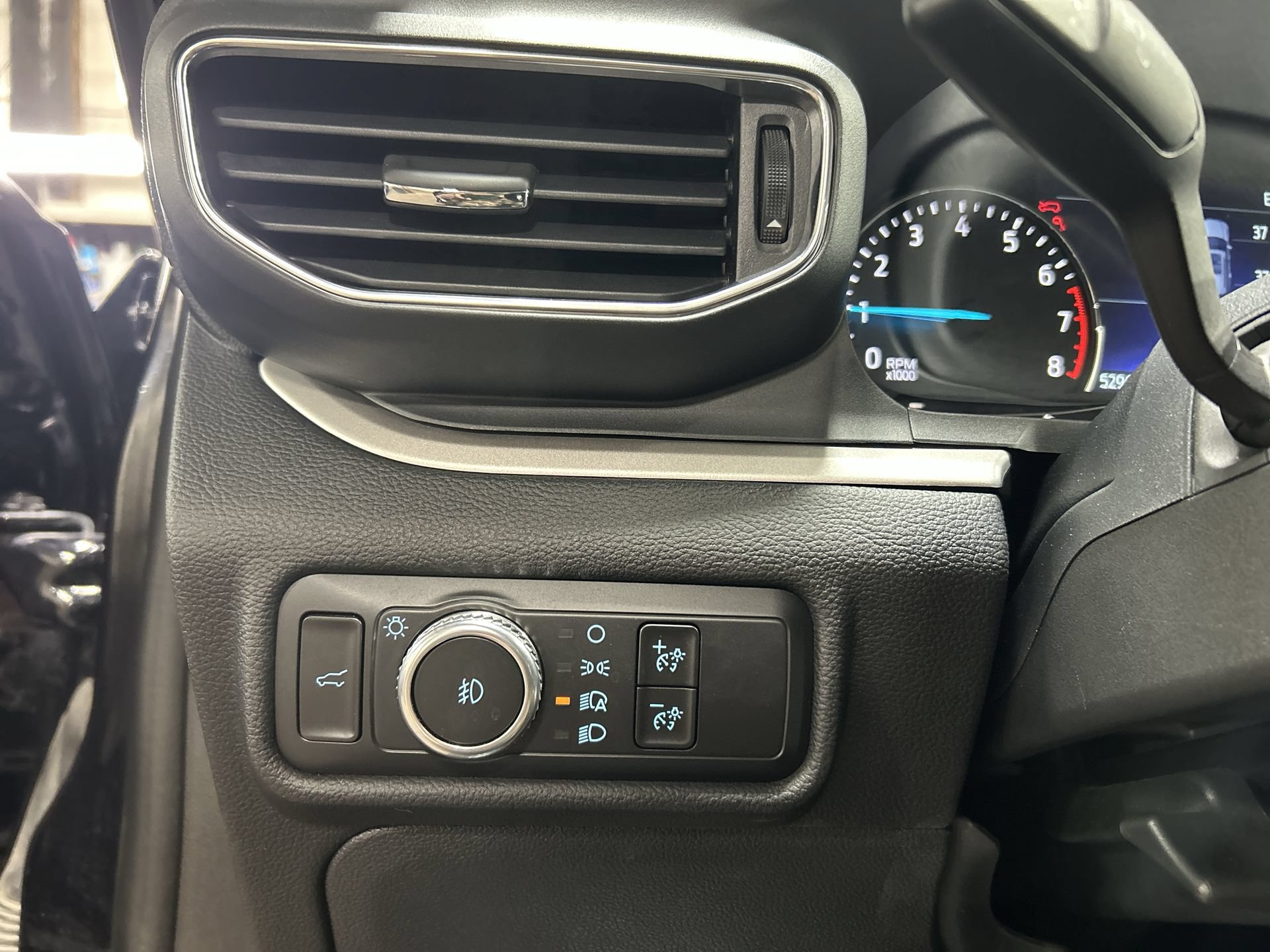 Used 2021 Ford Explorer XLT w/ Equipment Group 202A AWD/4WD image 19