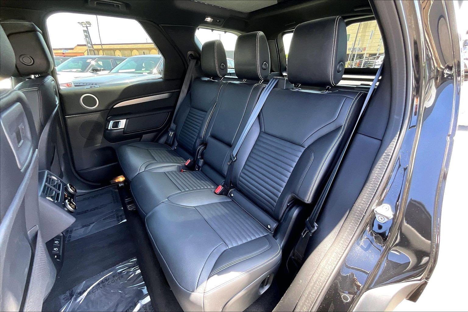 Used 2024 Land Rover Discovery Dynamic SE AWD/4WD image 19