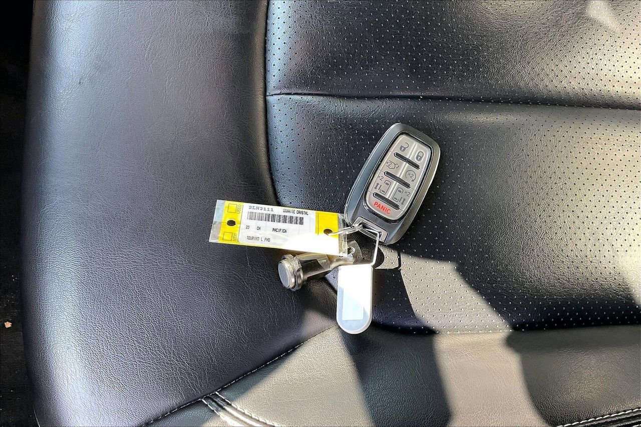 Certified 2023 Chrysler Pacifica Touring-L FWD image 33