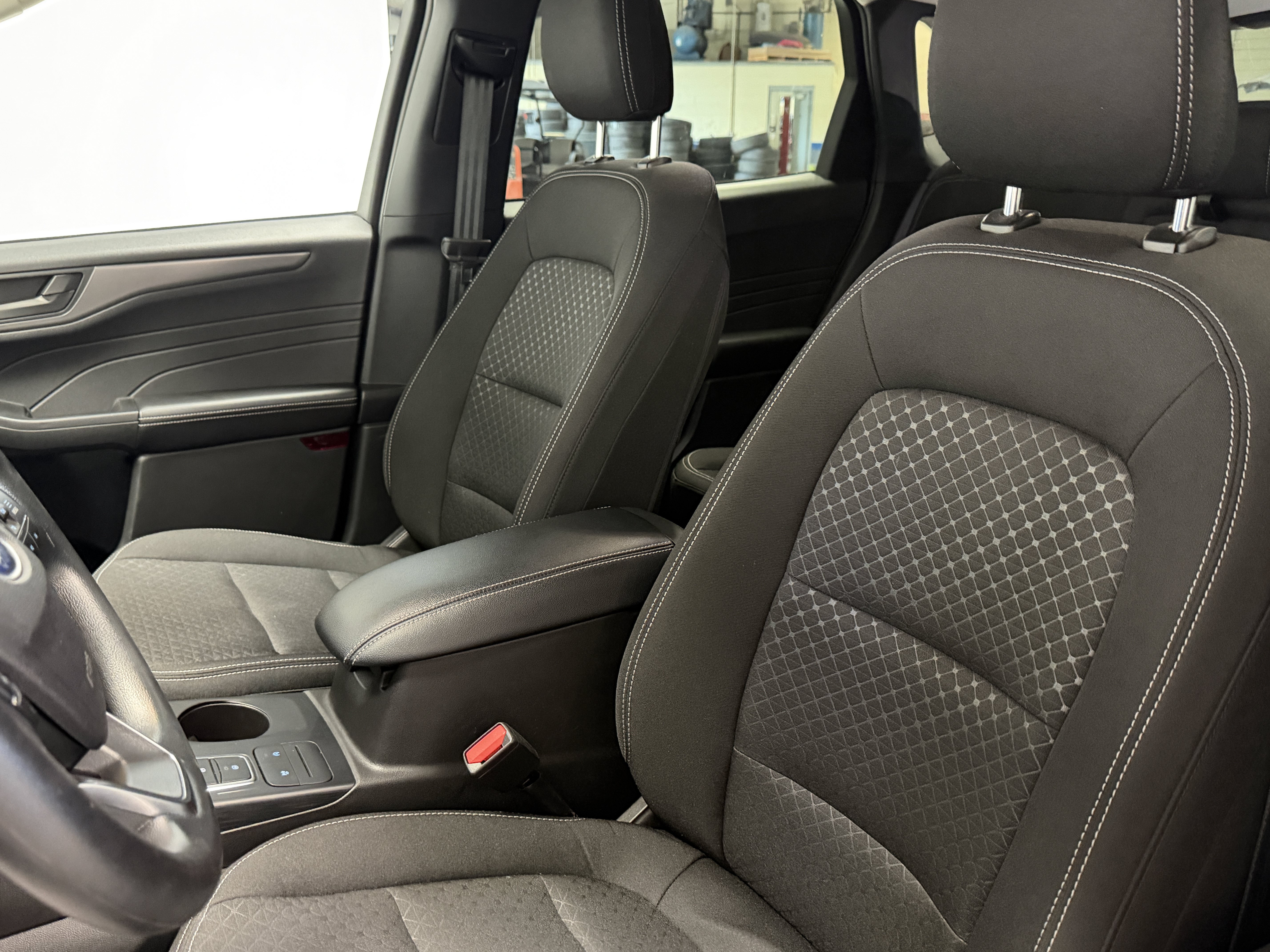 Used 2025 Ford Escape Active AWD/4WD image 17