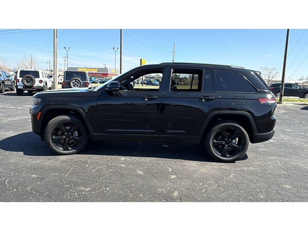 Used 2023 Jeep Grand Cherokee Altitude AWD/4WD image 4