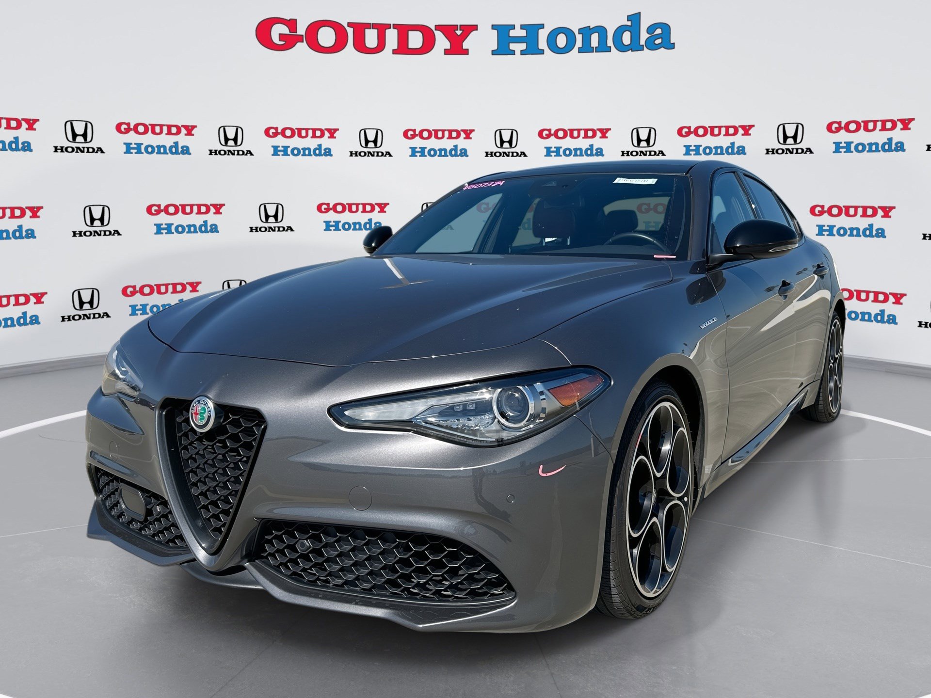 Used 2023 Alfa Romeo Giulia Veloce RWD image 1