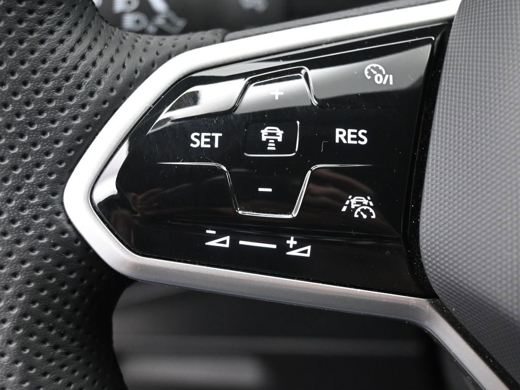Used 2023 Volkswagen Tiguan SE R-Line image 17
