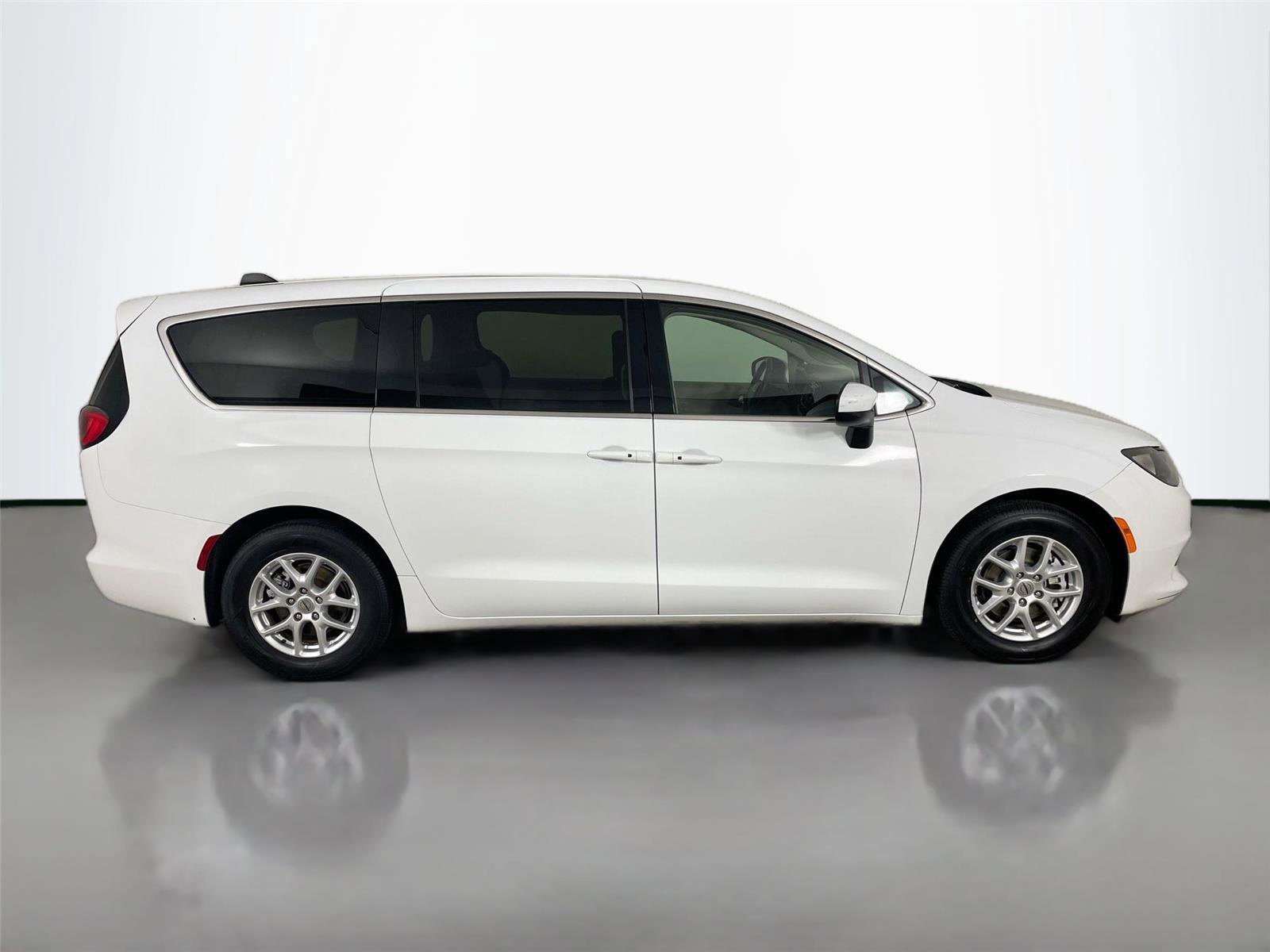 Used 2022 Chrysler Voyager LX image 17