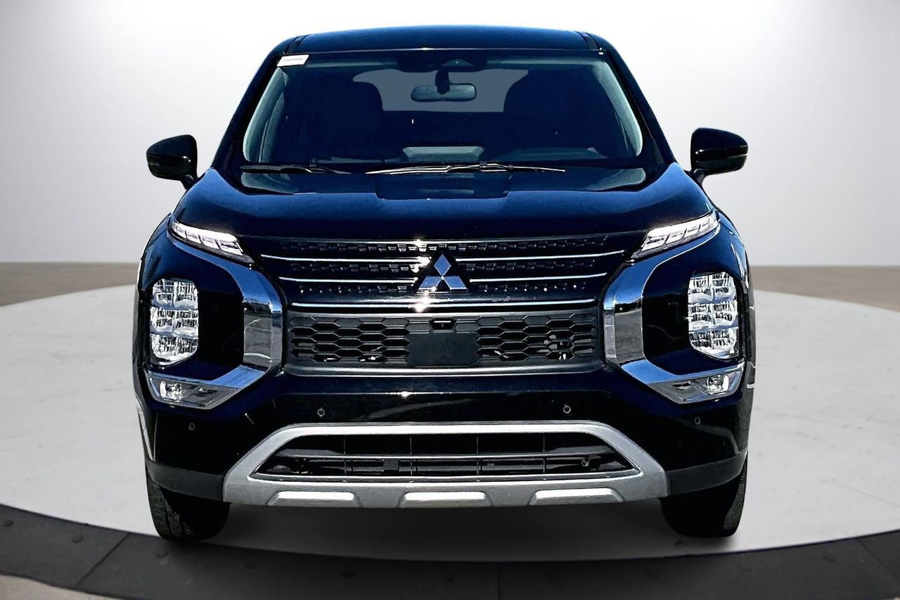 Used 2024 Mitsubishi Outlander SE image 3