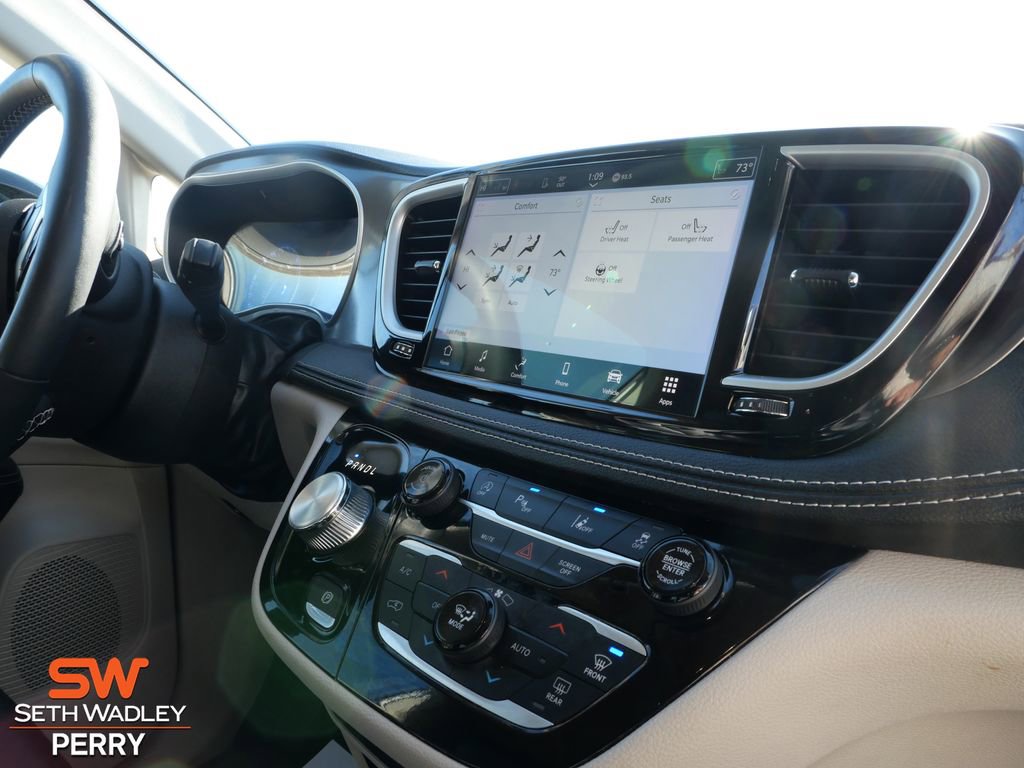 Used 2024 Chrysler Pacifica Touring-L image 14