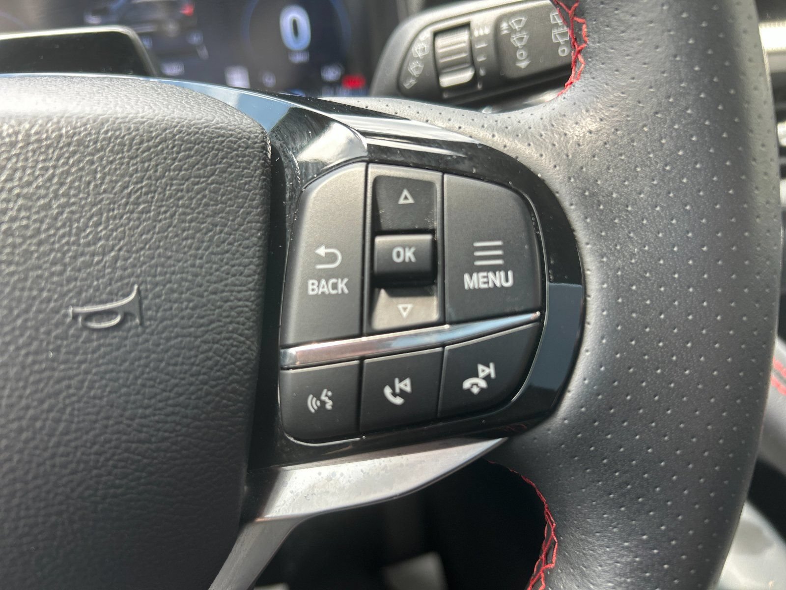 Used 2025 Ford Explorer ST-Line w/ ST-Line Street Pack AWD/4WD image 32