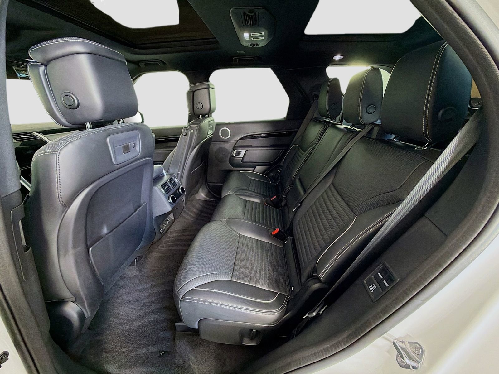 Certified 2023 Land Rover Discovery Metropolitan Edition AWD/4WD image 27