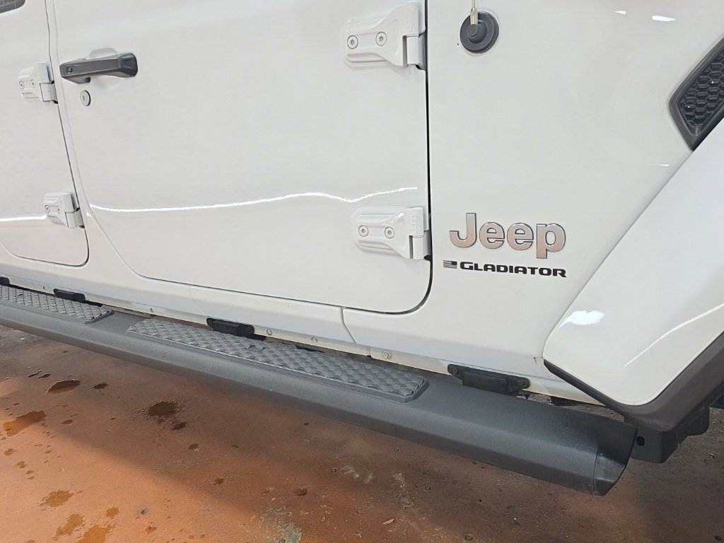 Used 2023 Jeep Gladiator Overland image 12