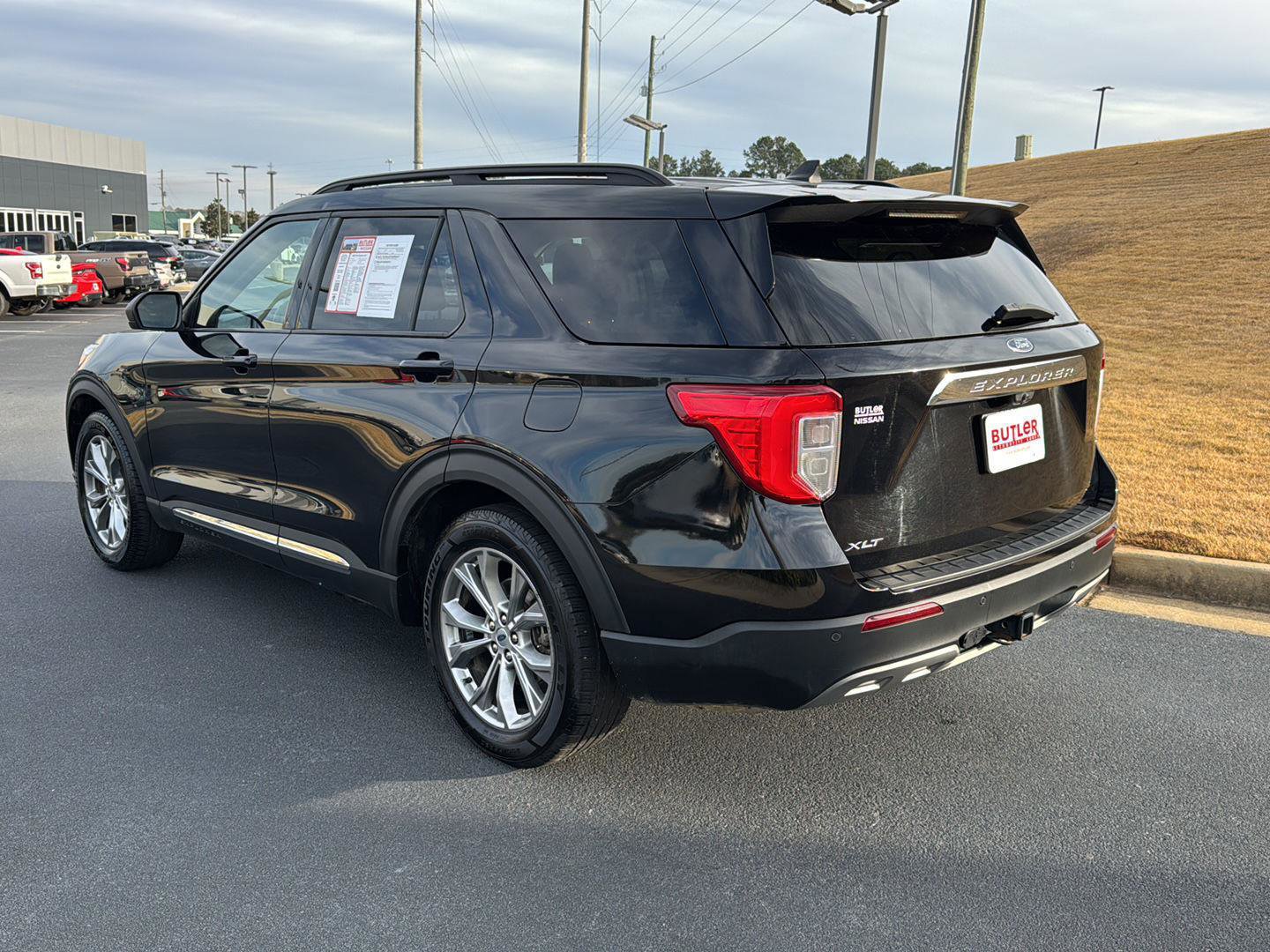 Used 2022 Ford Explorer XLT w/ Equipment Group 202A image 3