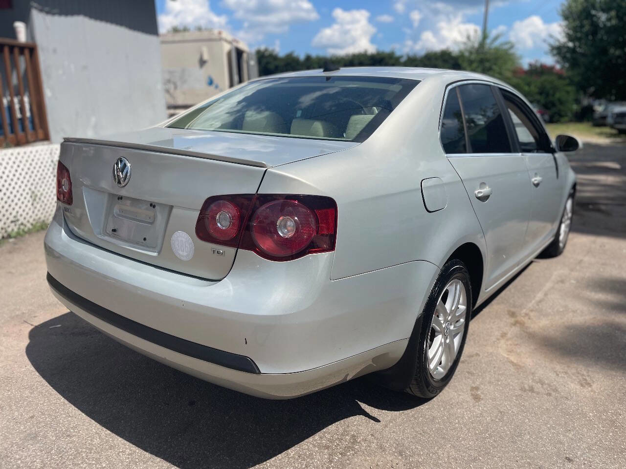 Used 2010 Volkswagen Jetta TDI FWD image 4