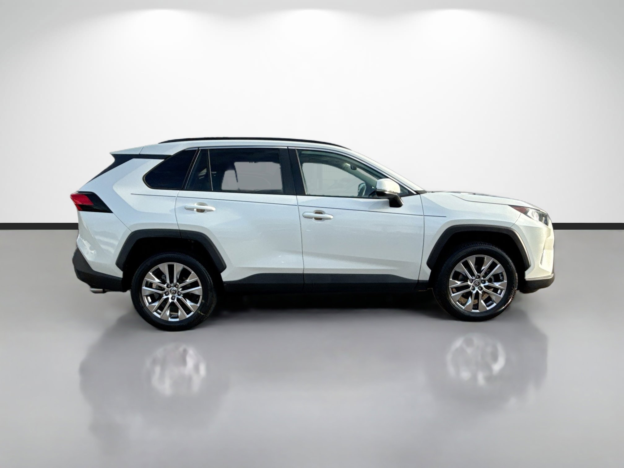 Used 2021 Toyota RAV4 XLE Premium image 2