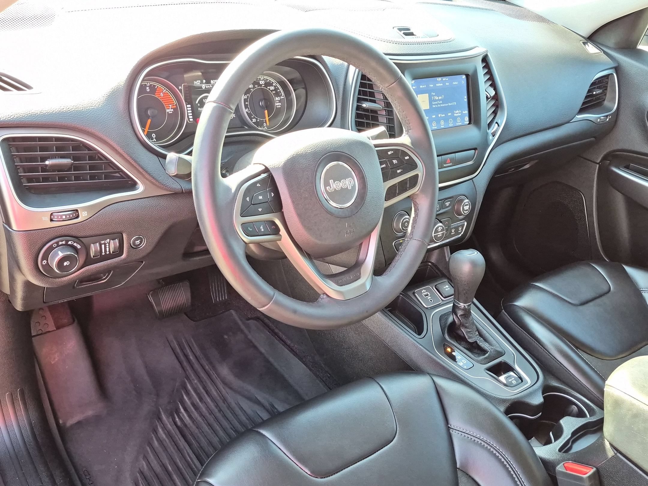 Used 2019 Jeep Cherokee Latitude Plus w/ Comfort/Convenience Group FWD image 16