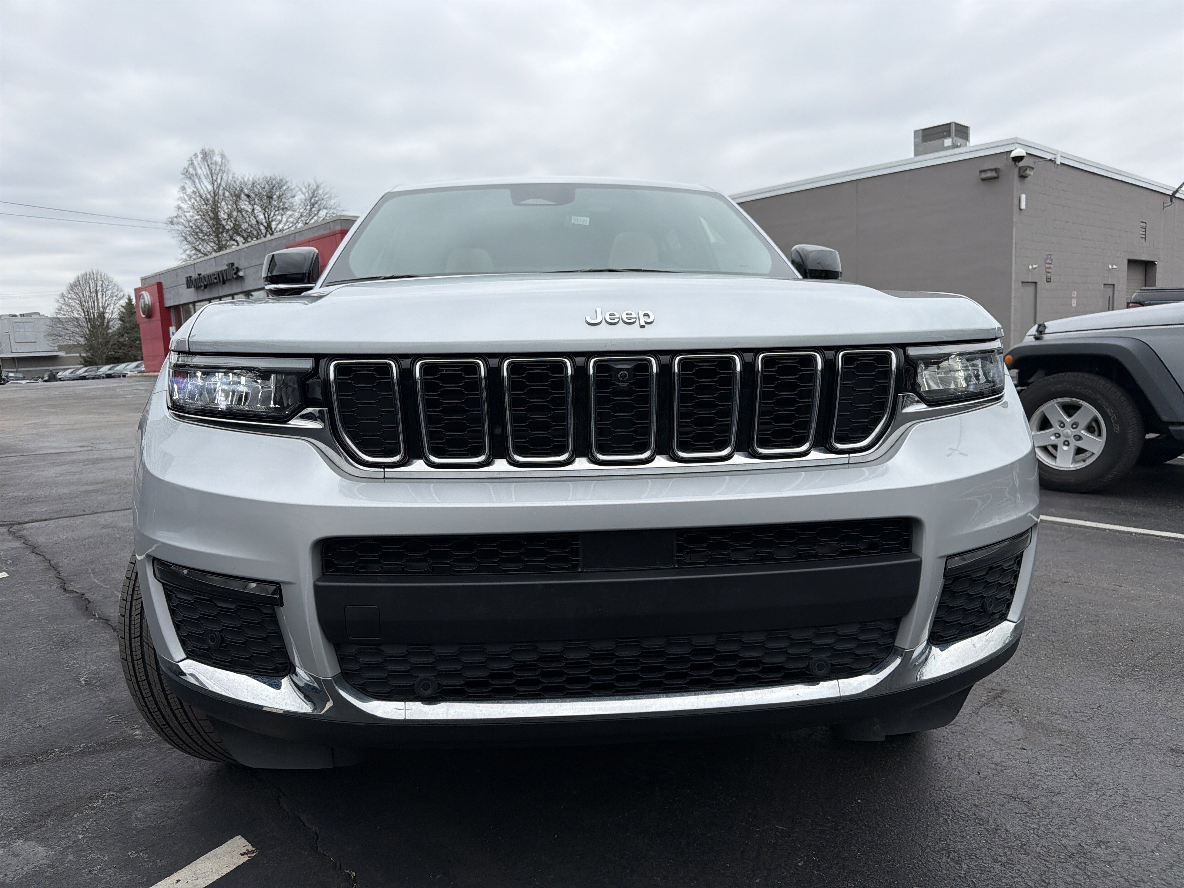 Certified 2025 Jeep Grand Cherokee L Limited w/ Luxury Tech Group II image 2