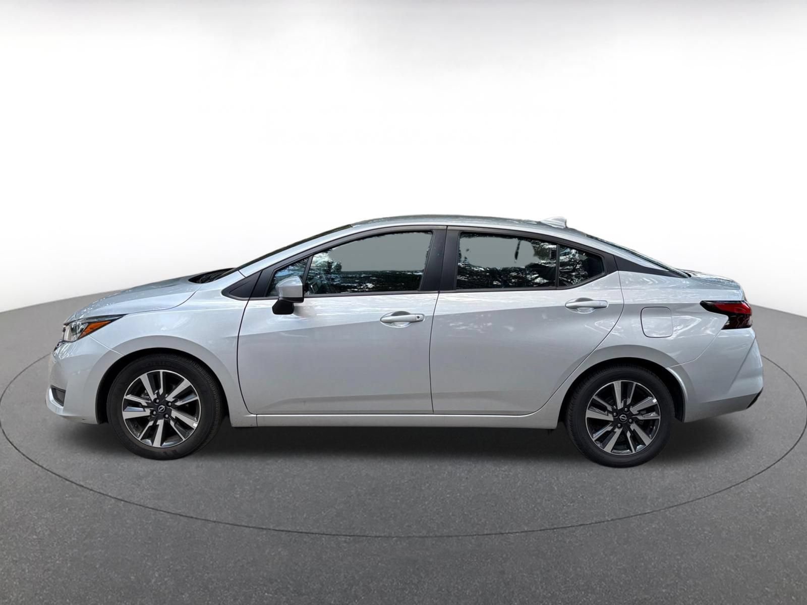 Used 2025 Nissan Versa SV FWD image 10