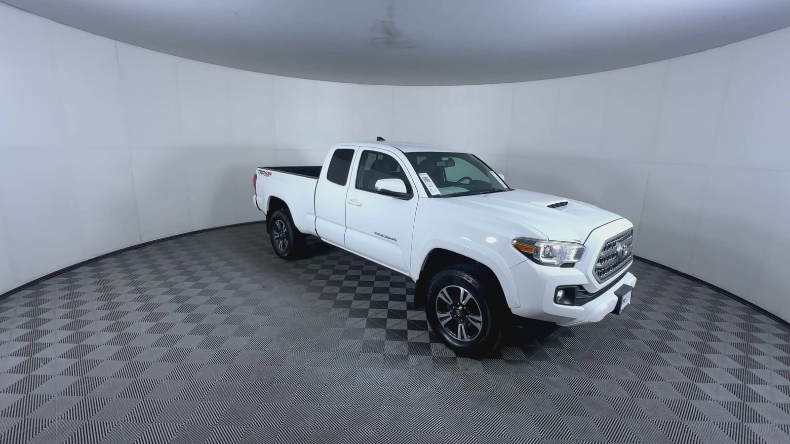 Used 2016 Toyota Tacoma TRD Sport w/ Towing Package AWD/4WD image 2