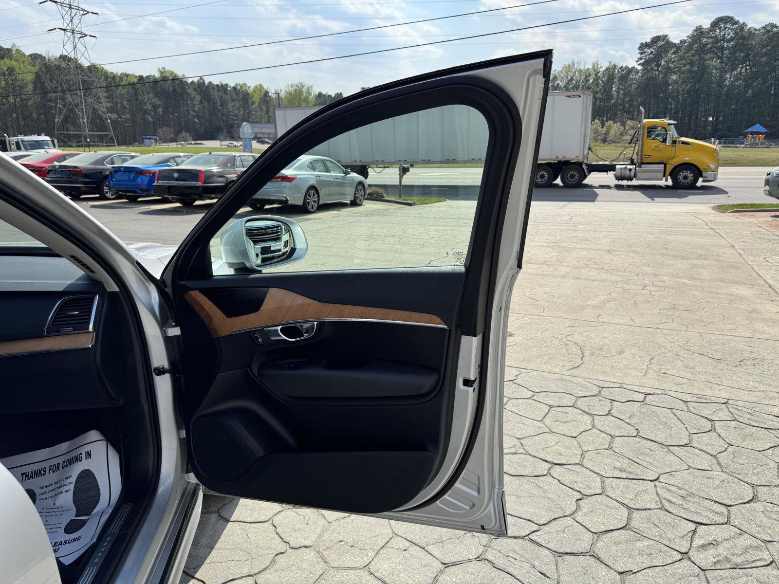 Used 2022 Volvo XC90 T6 Momentum w/ Climate Package AWD/4WD image 19