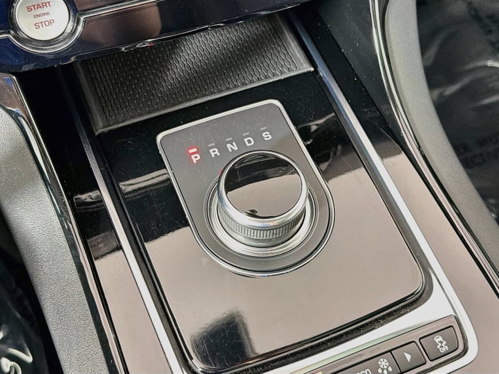 Used 2018 Jaguar XE RWD image 17