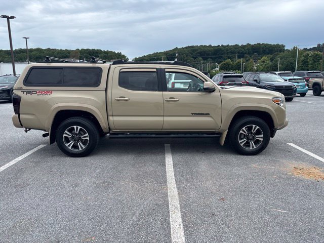 Used 2017 Toyota Tacoma TRD Sport w/ Premium & Technology Package AWD/4WD image 4