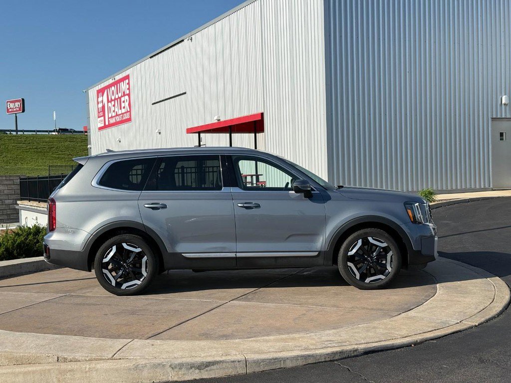 Used 2025 Kia Telluride S AWD/4WD image 2