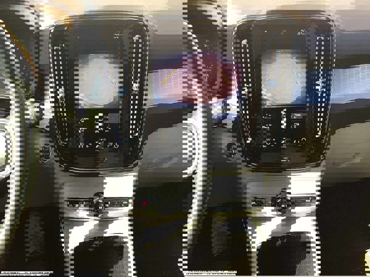 Used 2021 Volvo XC40 T5 Momentum w/ Premium Package image 9