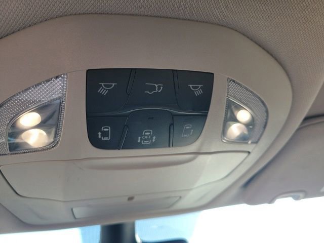 Used 2023 Chrysler Voyager LX image 14