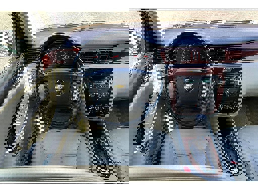 Used 2010 Chevrolet Impala LT w/ Luxury Edition Package image 6