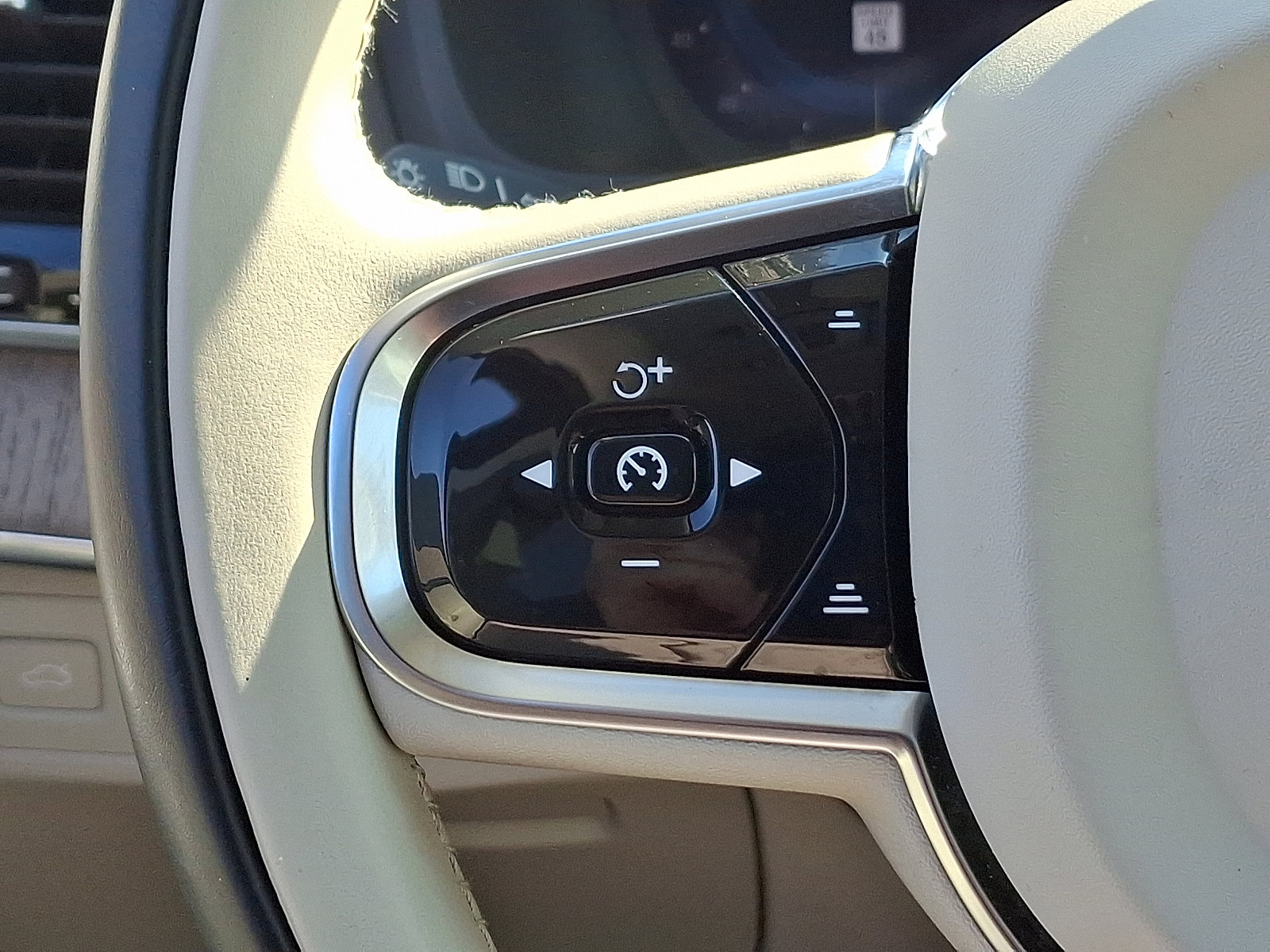 Certified 2024 Volvo XC90 B6 Plus w/ Protection Package image 24