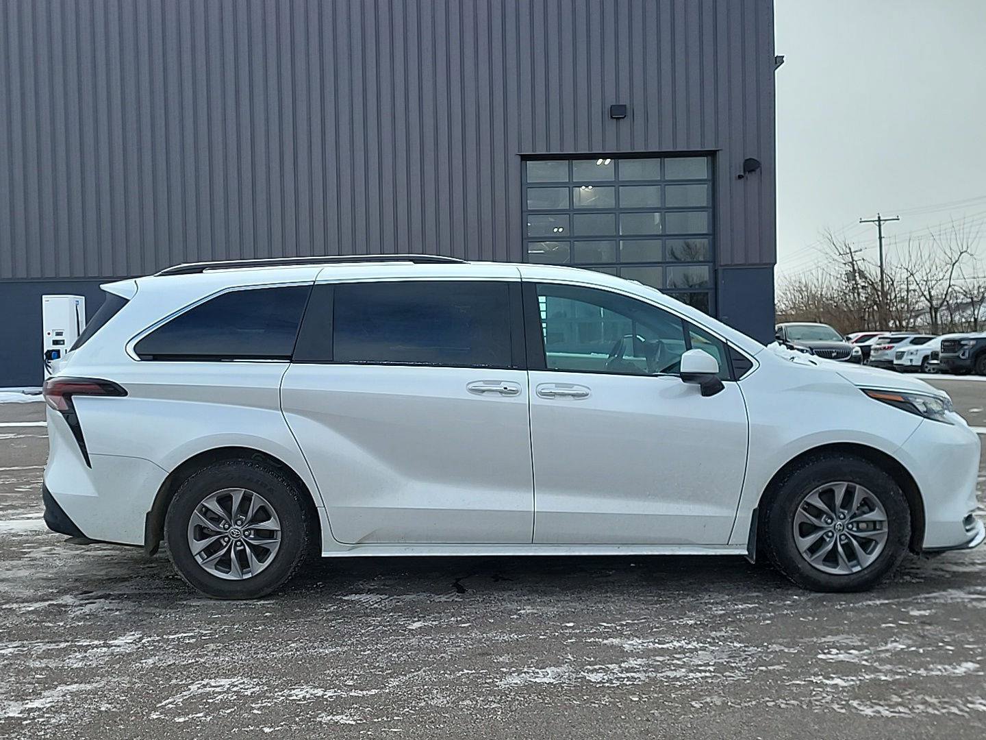 Used 2024 Toyota Sienna XLE image 2
