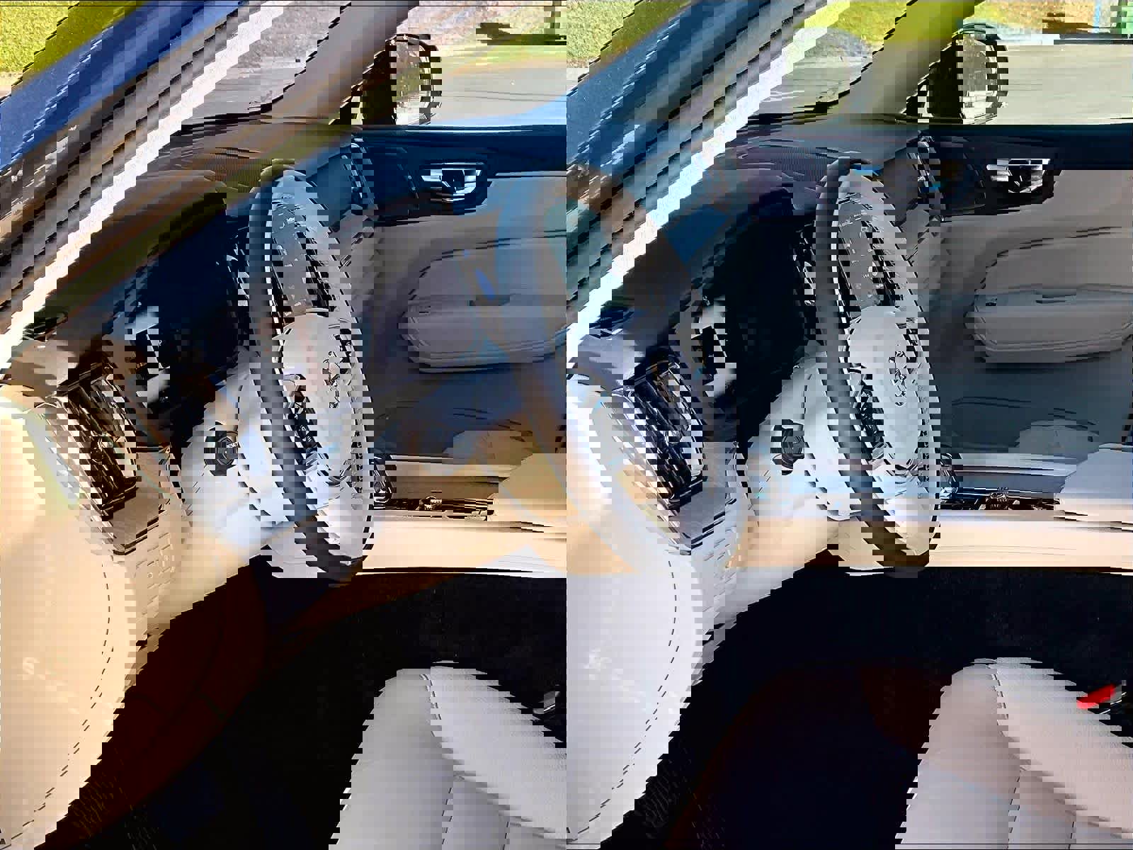 Used 2025 Volvo XC60 T8 Plus w/ Protection Package Premier image 17