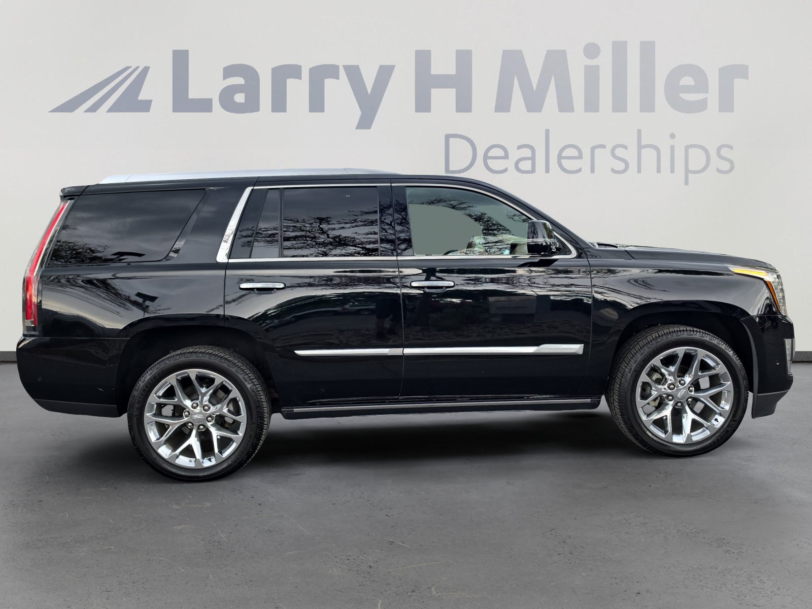 Used 2017 Cadillac Escalade Platinum AWD/4WD image 6