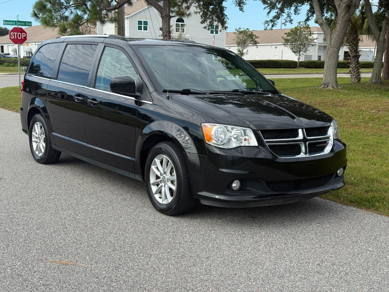 Used 2019 Dodge Grand Caravan SXT FWD image 1