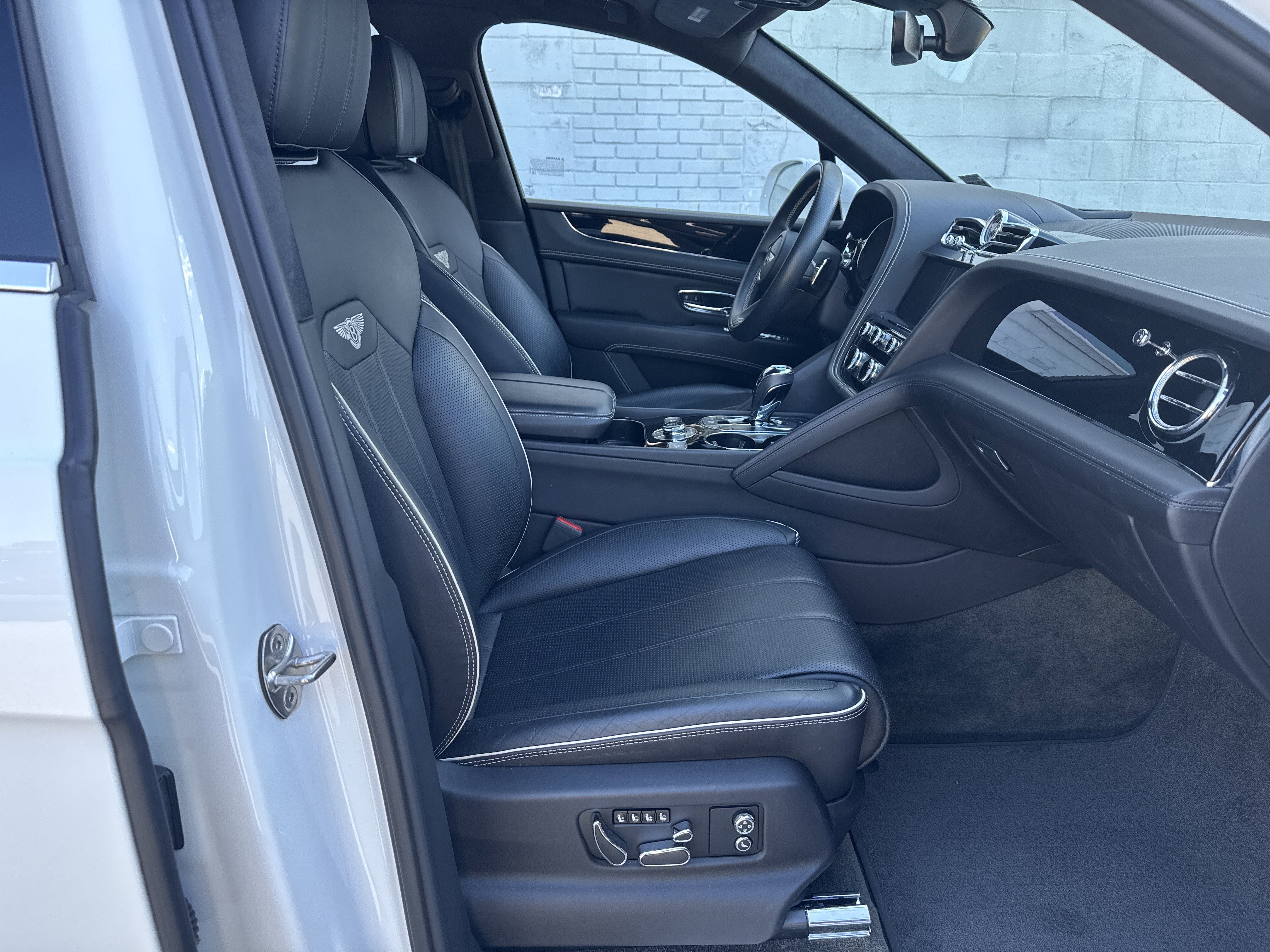 Used 2022 Bentley Bentayga image 2