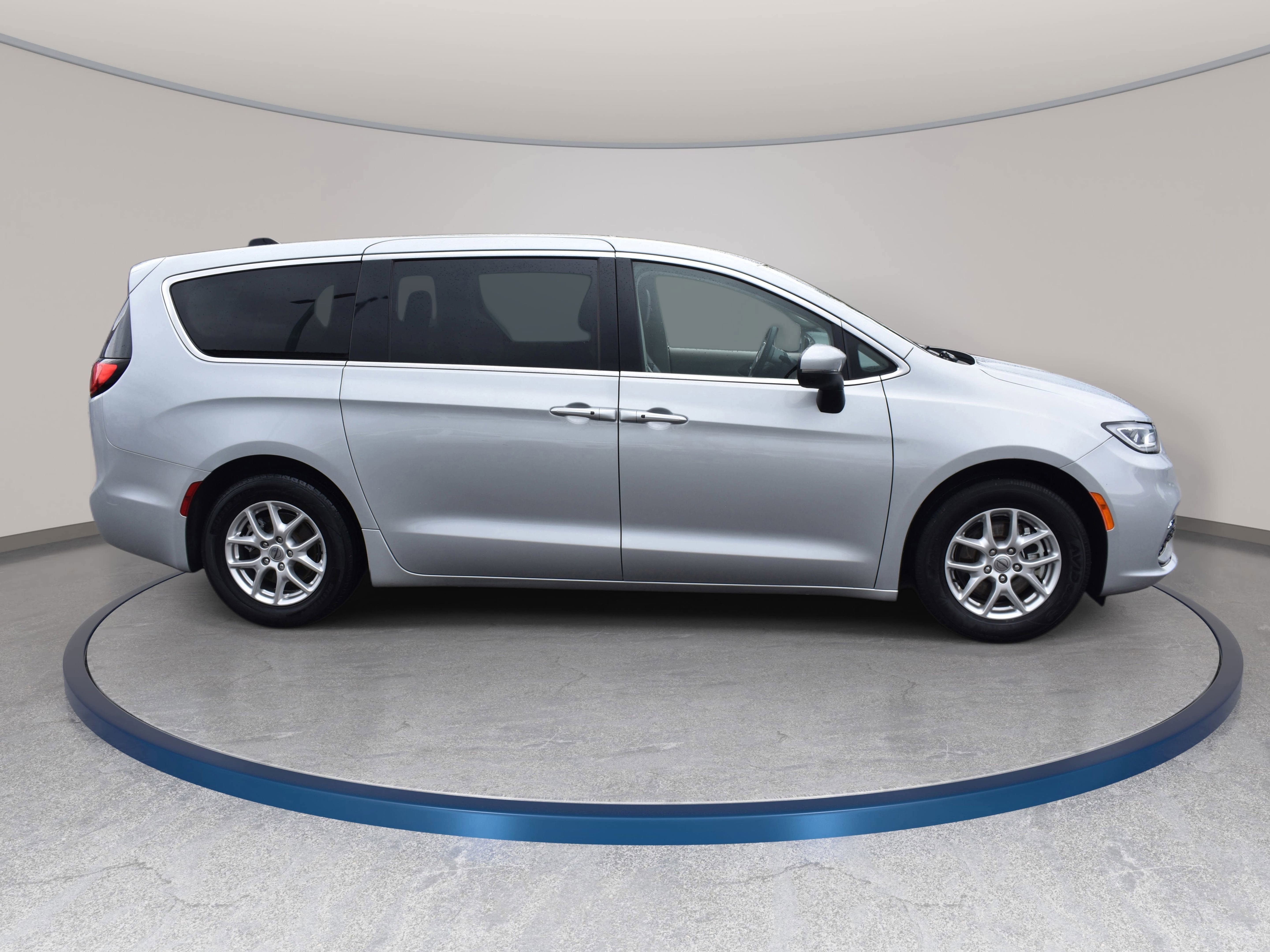 Used 2023 Chrysler Pacifica Touring-L FWD image 6