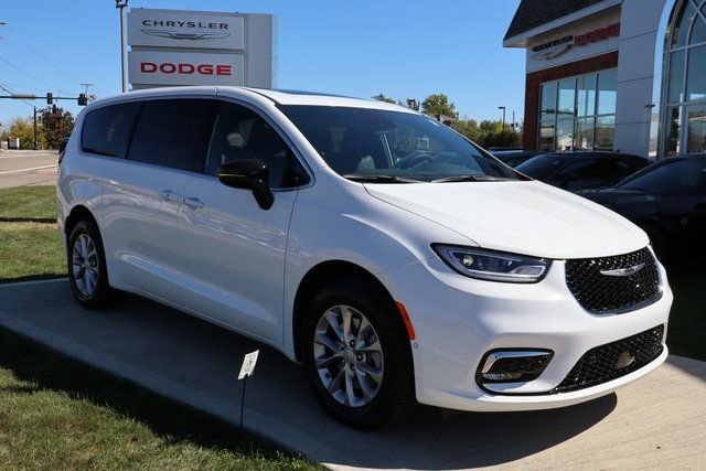 New 2026 Chrysler Pacifica Select image 3