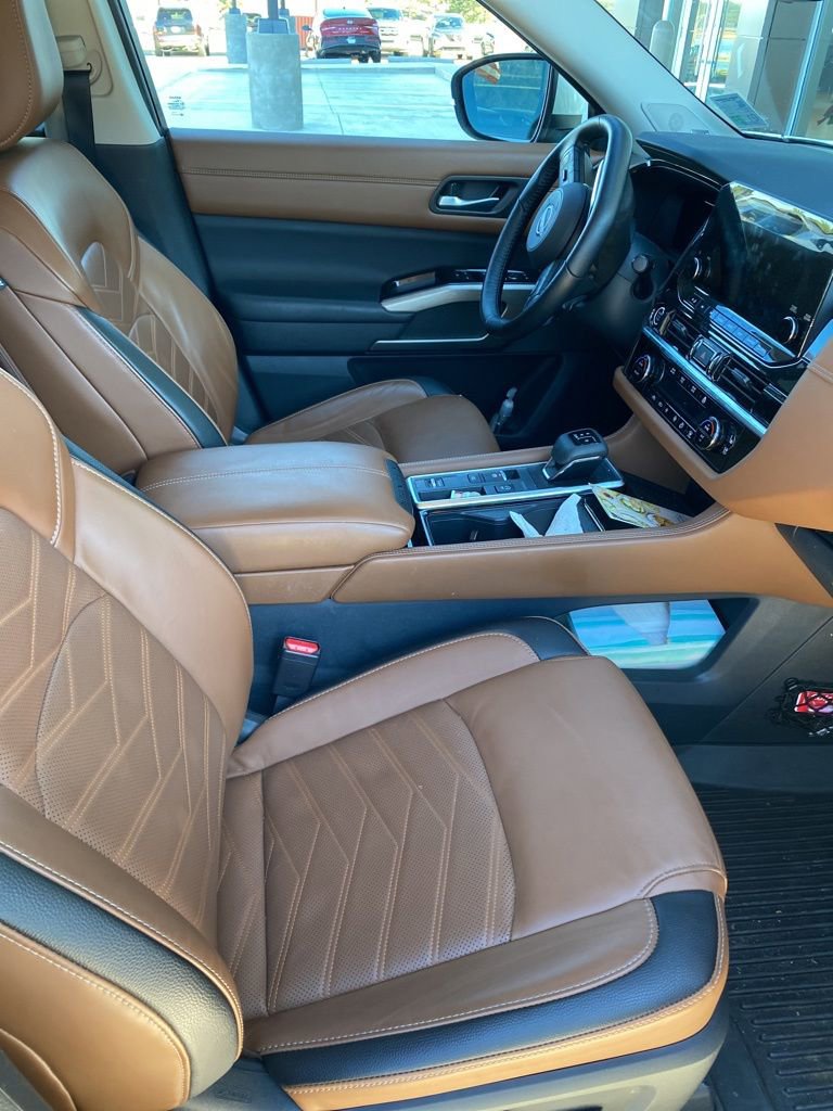 Used 2023 Nissan Pathfinder Platinum w/ Cargo Package image 3