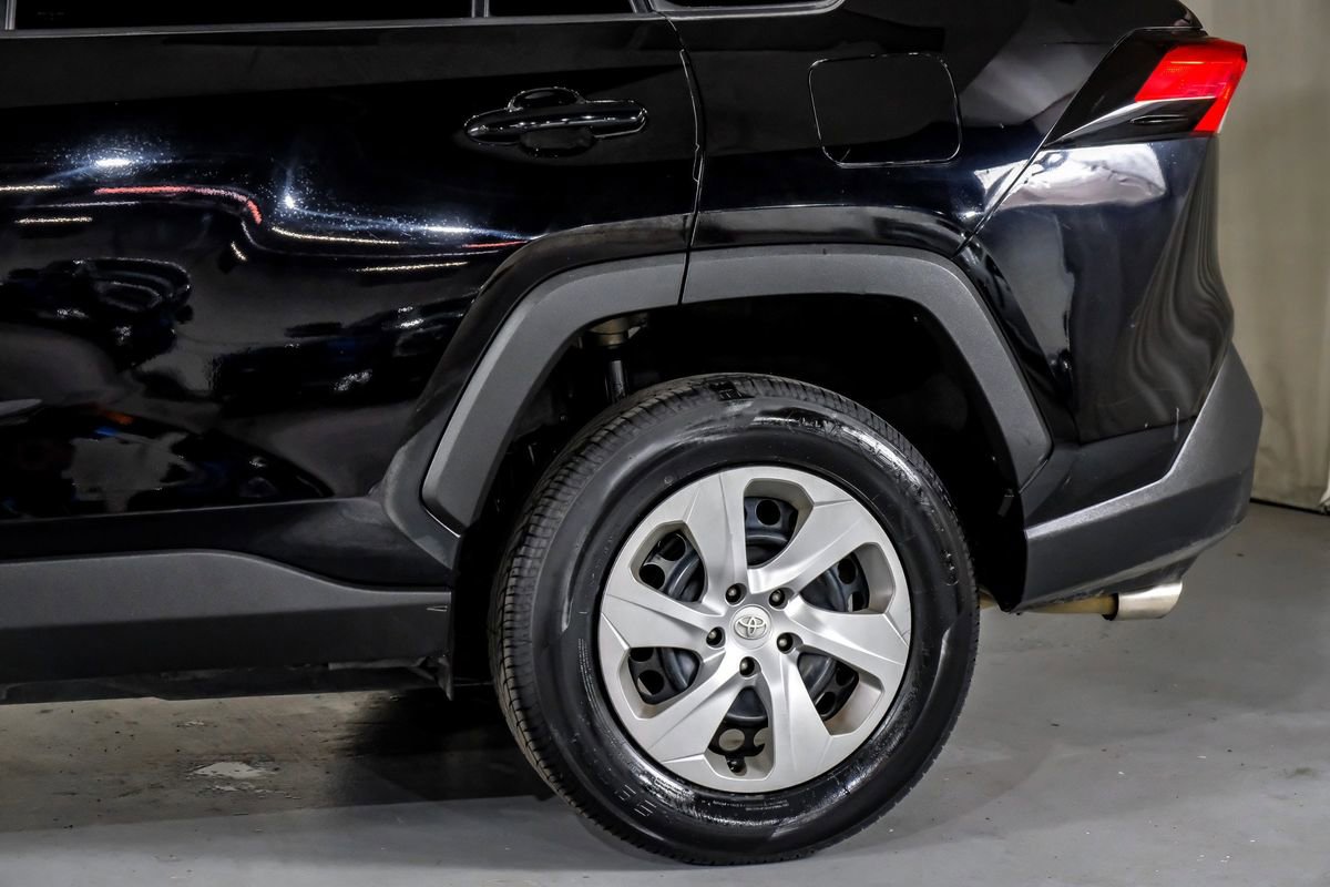 Used 2021 Toyota RAV4 LE FWD image 13