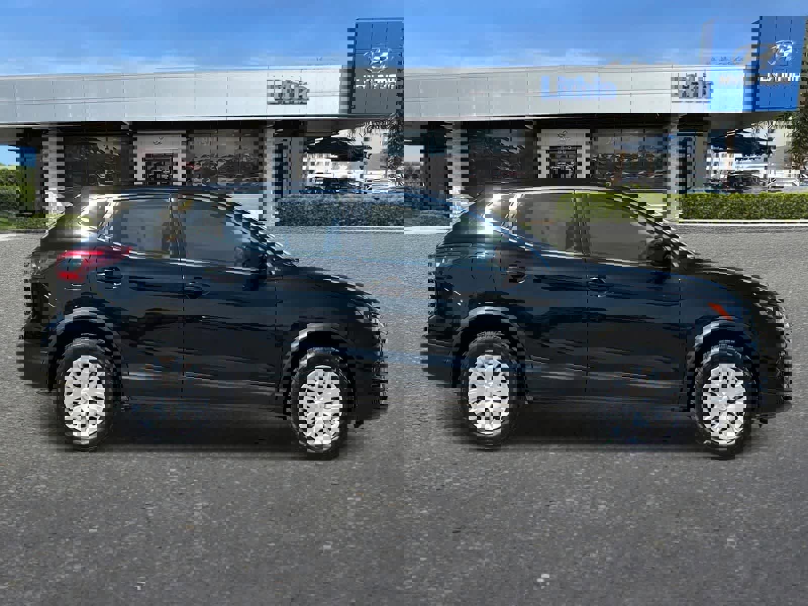 Used 2020 Nissan Rogue Sport S image 9