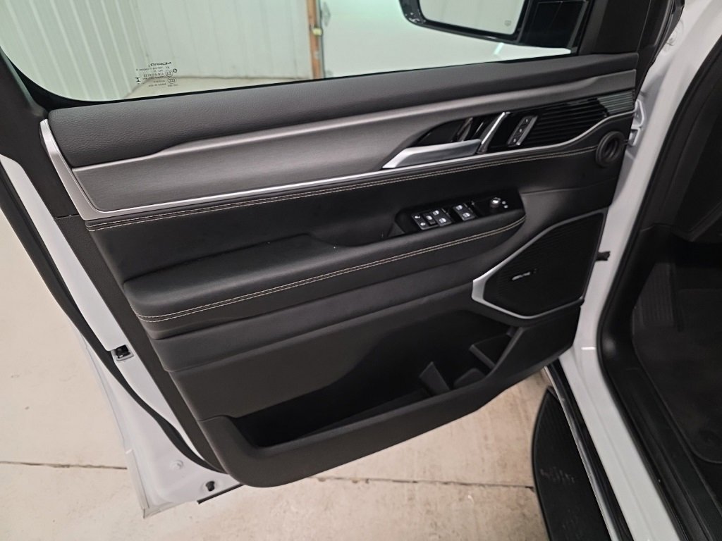 Used 2025 Jeep Wagoneer L Series II image 12