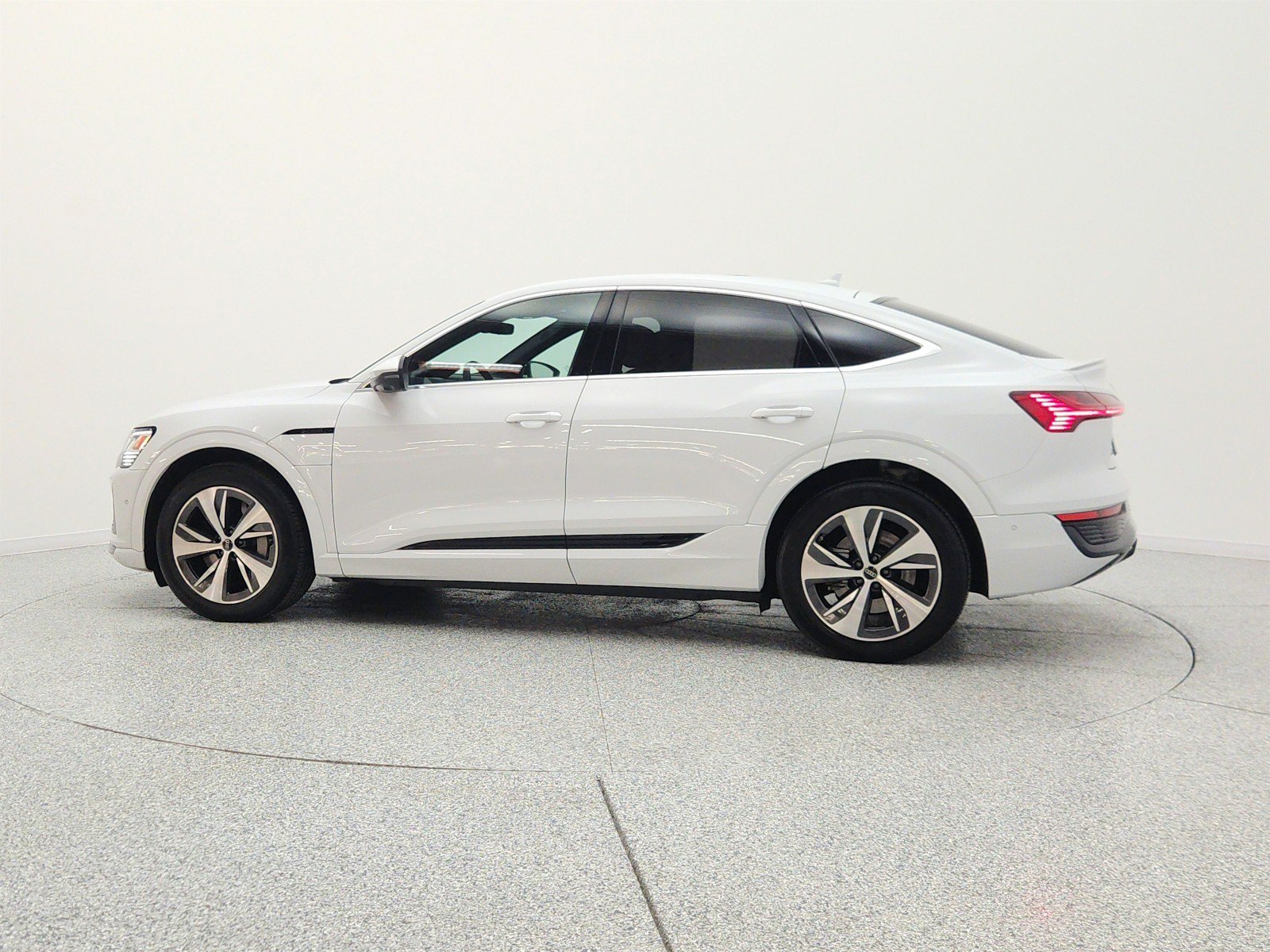 Used 2024 Audi Q8 e-tron Premium Plus w/ Premium Plus Package AWD/4WD image 8