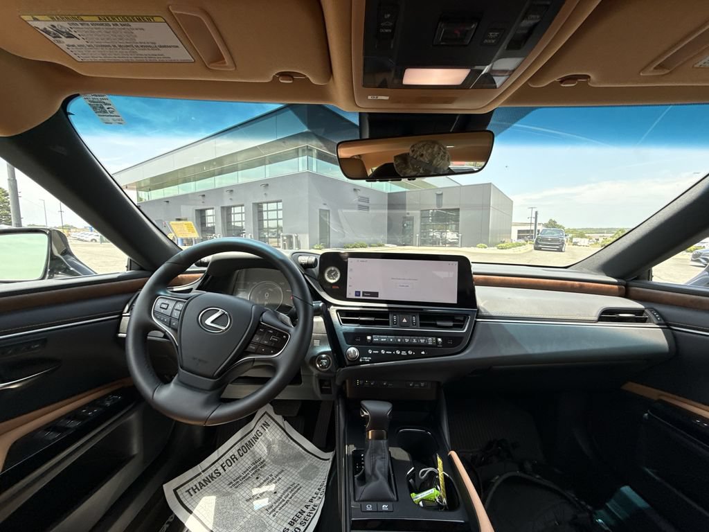 Used 2025 Lexus ES 300h w/ Premium Package FWD image 10